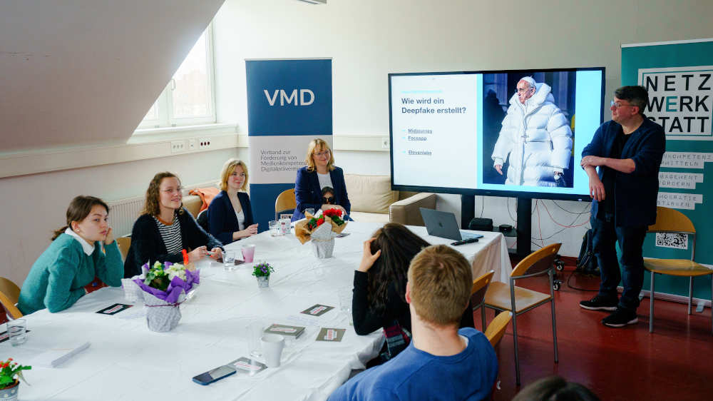 Woran erkennt man Deepfakes? Dieser Frage gehen die Medienpädagogen in dem Workshop nach