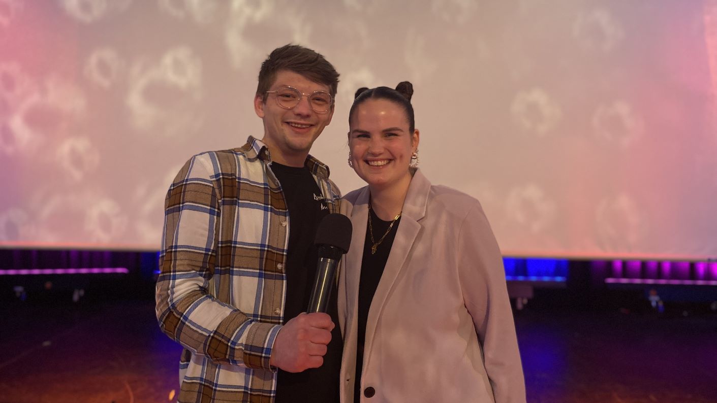 Vico Scharnberg und Lara Kotecki veranstalten gemeinsam ihren Mischüler:innen "Karaoke mit Herz"