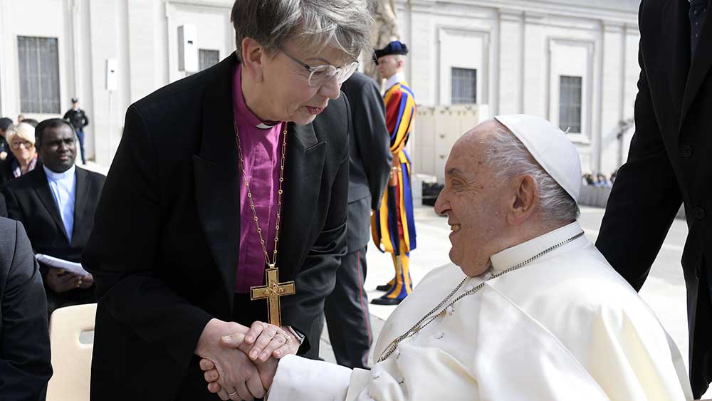 Nordkirchen-Landesbischöfin Kristina Kühnbaum-Schmidt schüttelt Papst Franziskus die Hand