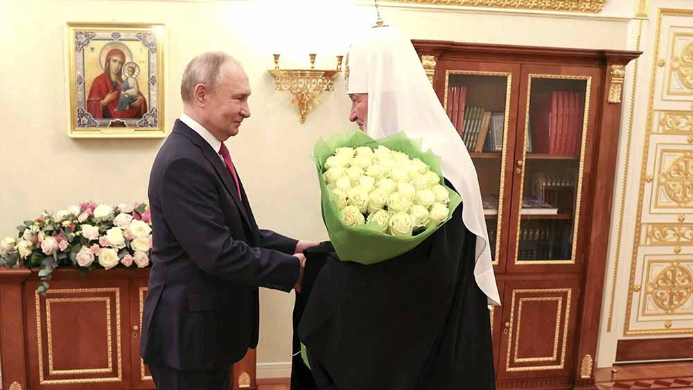 Blumen für den Diktator: Patriarch Kyrill gratuliert Wladimir Putin zu 15 Jahren im Amt