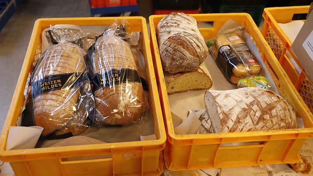 Auch Brote haben die Menschen in Berlin für "Laib und Seele" gespendet