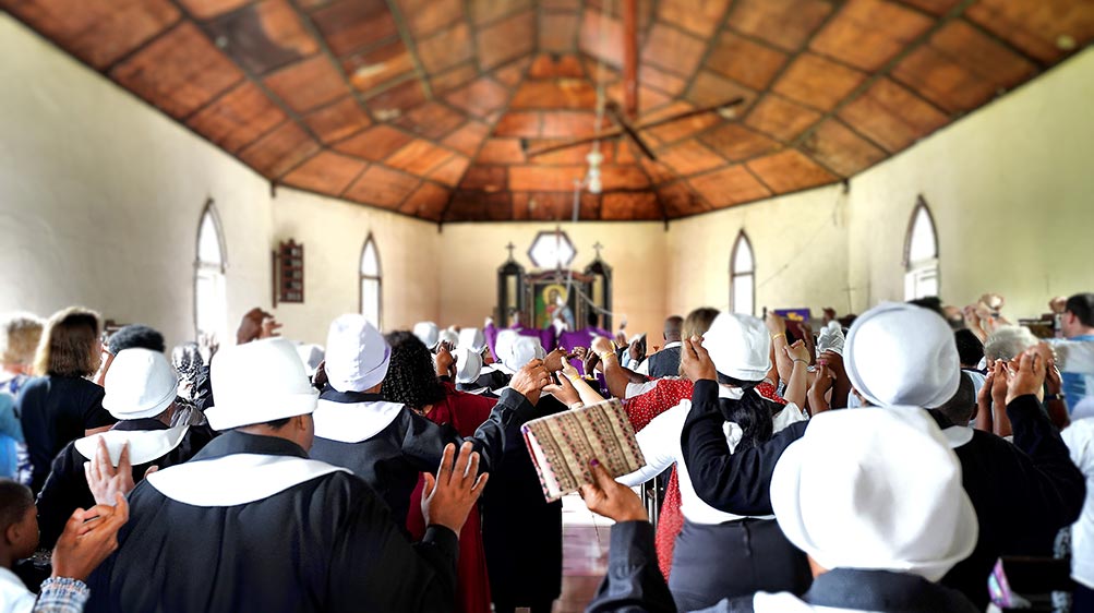 Hand in Hand – bewegender Gottesdienst in Endlovini.