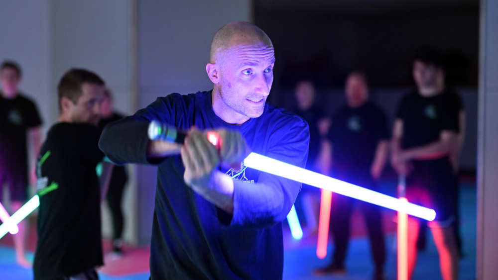 „Die Faszination ist generationenübergreifend. Wir hatten schon Tochter, Vater und Opa hier“, erklärt Kampfsporttrainer Timm Blaschke von der Saber Academy