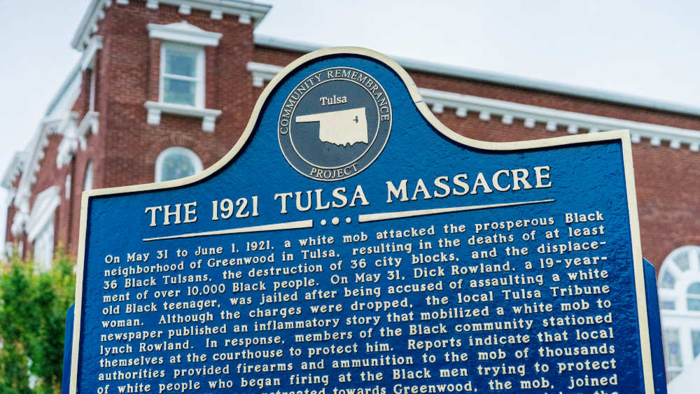 Gedenktafel zum Gedenken an das Black Wall Street-Massaker im Jahr 1921 in Tulsa/Oklahoma
