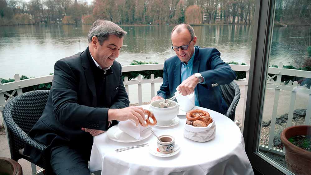 Gern auch mal zünftig: Friedrich Merz (re.) beim Weißwurstessen mit dem CDU-Kollegen Markus Söder in München