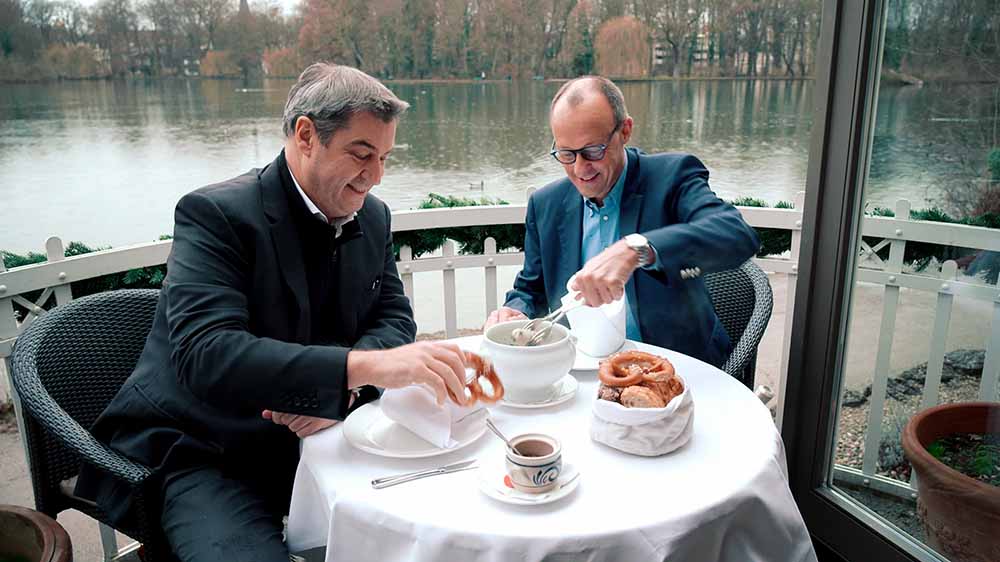 Gern auch mal zünftig: Friedrich Merz  (re.) beim Weißwurstessen mit dem CDU-Kollegen Markus Söder in München