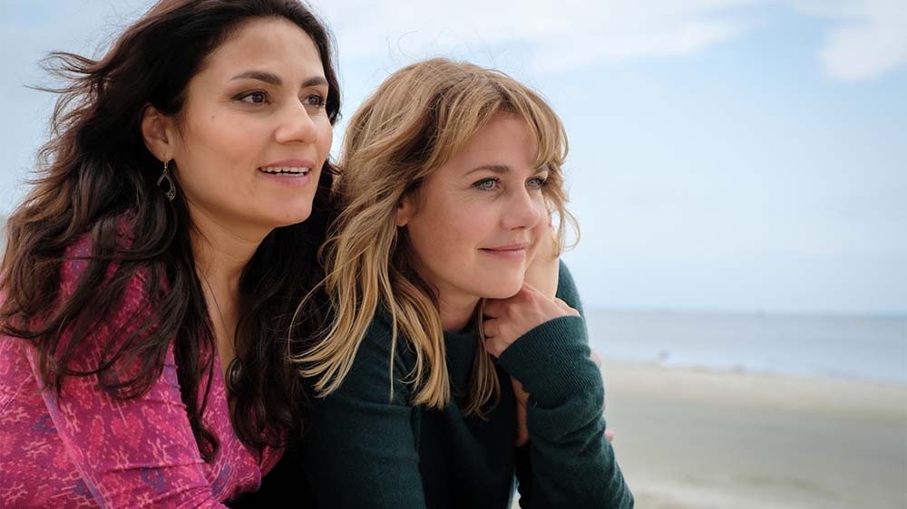 Der Elbstrand ist für die Freundinnen Elif (Halima Ilter) und Beke (Felicitas Woll) schon seit jeher der Ort, wo man quatschen und auftanken kann