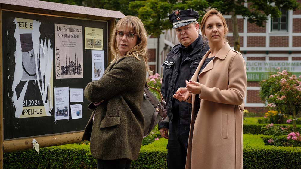Heide ärgert sich, dass die Lesung des Stadtschreibers durch das Abreißen seiner Plakate torpediert wird. Beke (Felicitas Woll, l.), Heide (Anne Roemeth, r.) und Kalle (Roland Wolf, M.) am "Tatort"