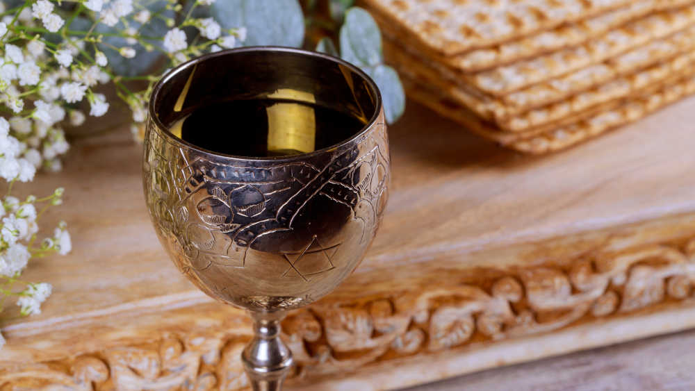 Pessach-Feier: Matzah-Brot mit koscherem Wein
