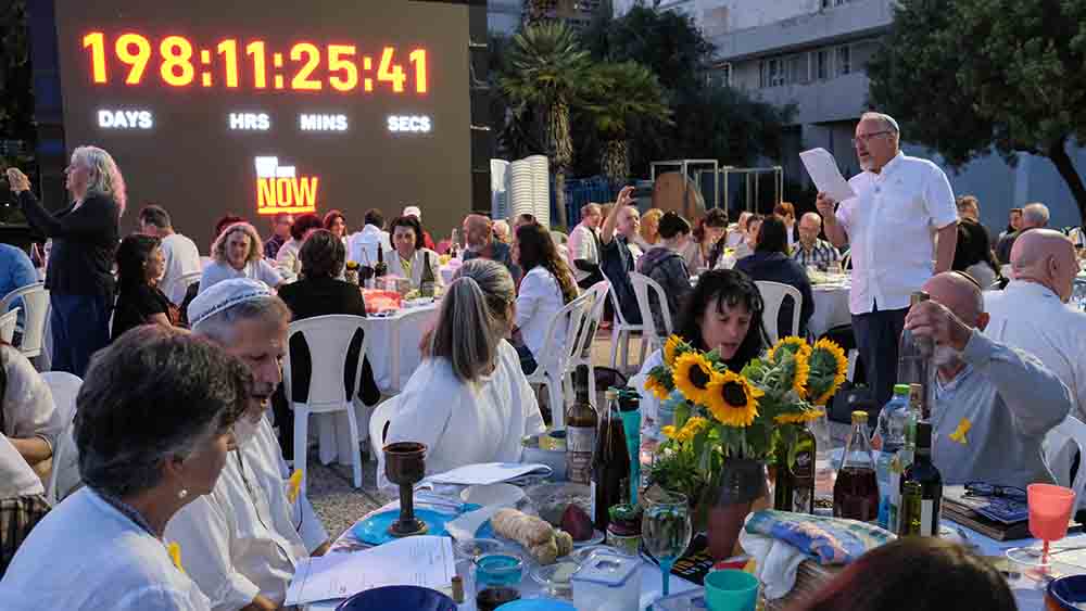 Ehemalige Geiseln und Angehörige von Geiseln feiern gemeinsam das Sedermahl in Tel Aviv