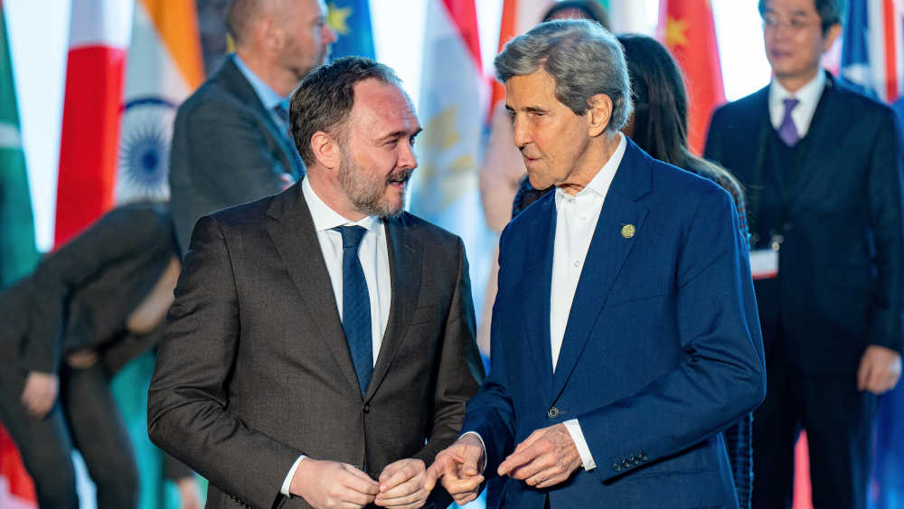 US-Politiker John Kerry (Rechts) im Gespräch beim Petersberger Klimadialog im Auswärtigen Amt in Berlin (2023)