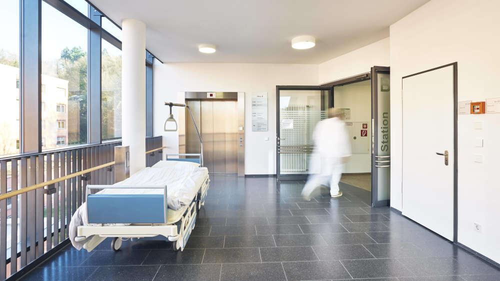 Freiwilligendienste wie zum Beispiel in Krankenhäusern sollen nach Meinung der Evangelischen Jugend besser bezahlt werden