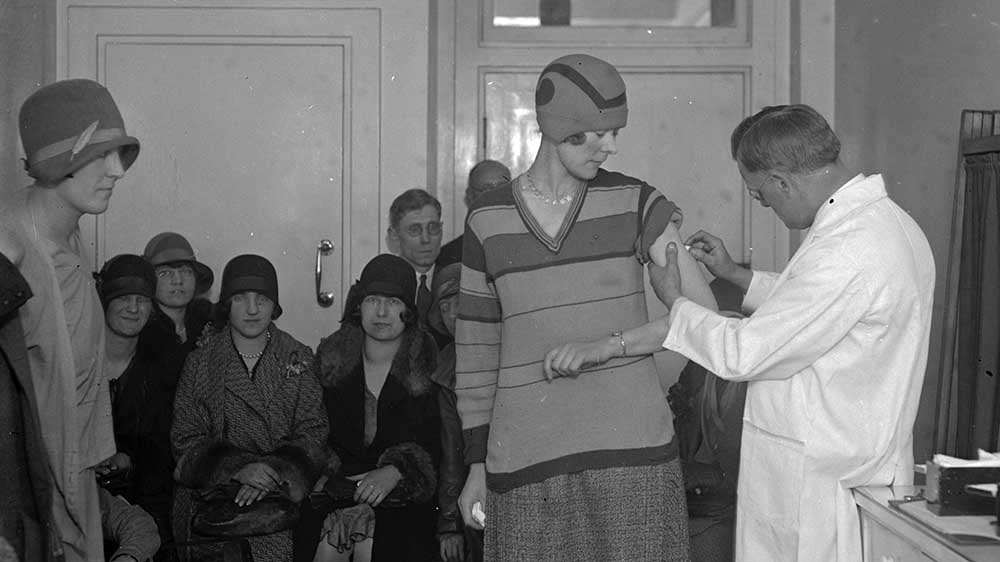 Zu Anfang des vergangenen Jahrhunderts wurden die Menschen gegen Pocken geimpft, wie hier 1929 in London