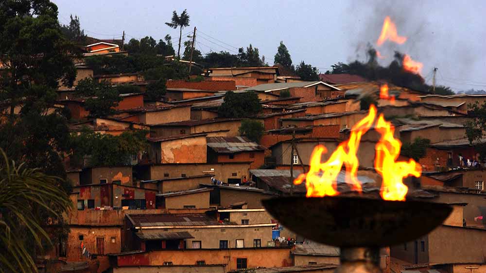 Vor der Gedenkstätte in Ruandas Hauptstadt Kigali brennt eine ewige Flamme