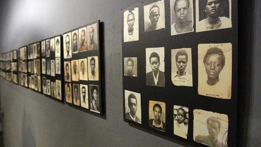 Im Genozid-Memorial in Ruandas Hauptstadt Kigali hängen Fotos der Ermordeten