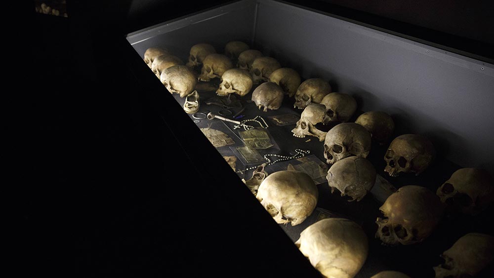 Gedenkstätten zeigen Schädelknochen der Ermordeten