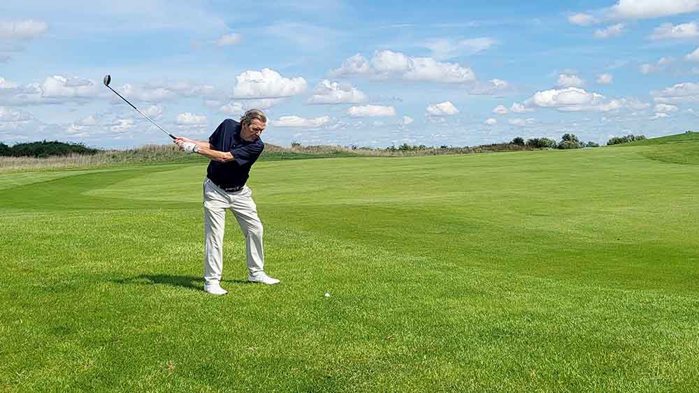 Auch beim Golfspielen begleitet die Doku Altkanzler Schröder
