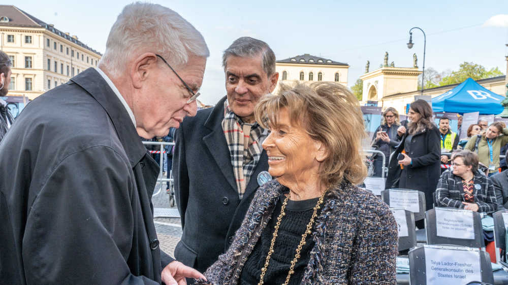 Josef Schuster begrüßt Charlotte Knobloch, Präsidentin der Israelitischen Kultusgemeinde München und Oberbayern und Romani Rose, Zentralrat der Deutschen Sinti und Roma (Mitte)