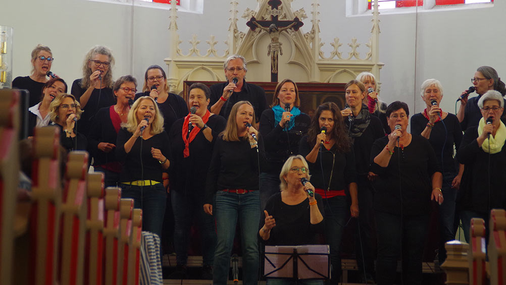 Wenn der Norderneyer Gospelchor auftritt, kommt es vor, dass das Publikum auf den Kirchenbänken steht.