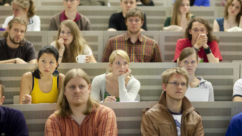 Die Zahl der Studierenden in evangelischer und katholischer Theologie ist in den letzten fünf Jahren stark gesunken