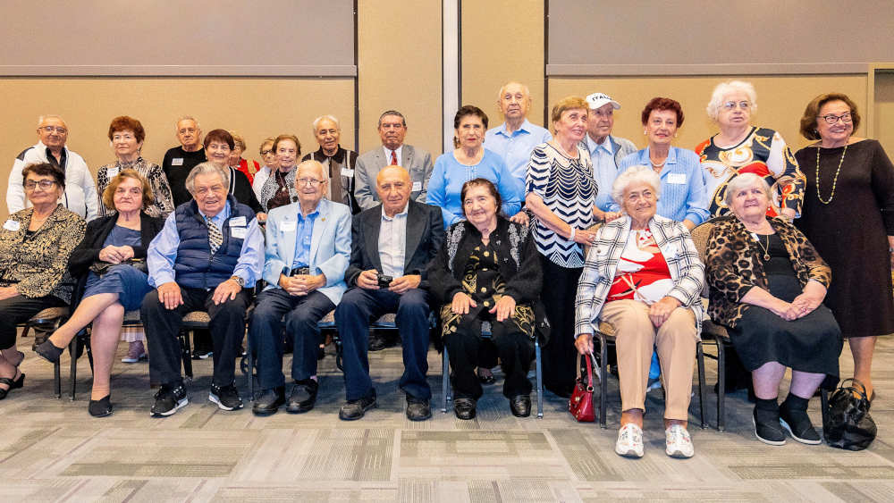 Gruppenfoto von Holocaust-Überlebenden und Mitgliedern vom „Survivor Speakers Bureau“, die vor Schulgruppen im Gemeindezentrum in Whitefish Bay, USA, sprechen
