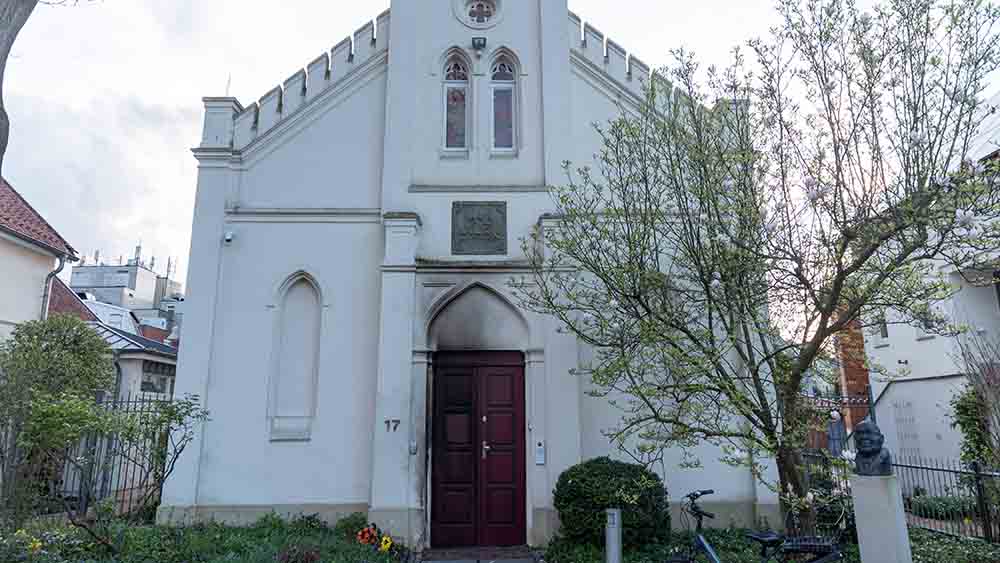 Die Tür der Oldenburger Synagoge ist nach dem Anschlag beschädiigt
