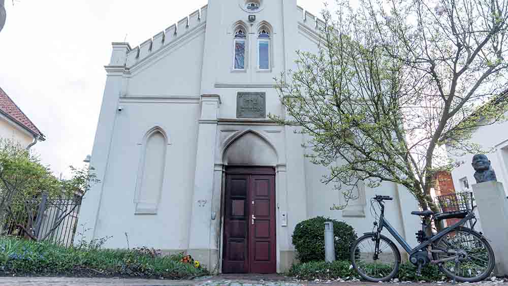 Die Tür der Synagoge in Oldenburg ist schwarz vom Rauch