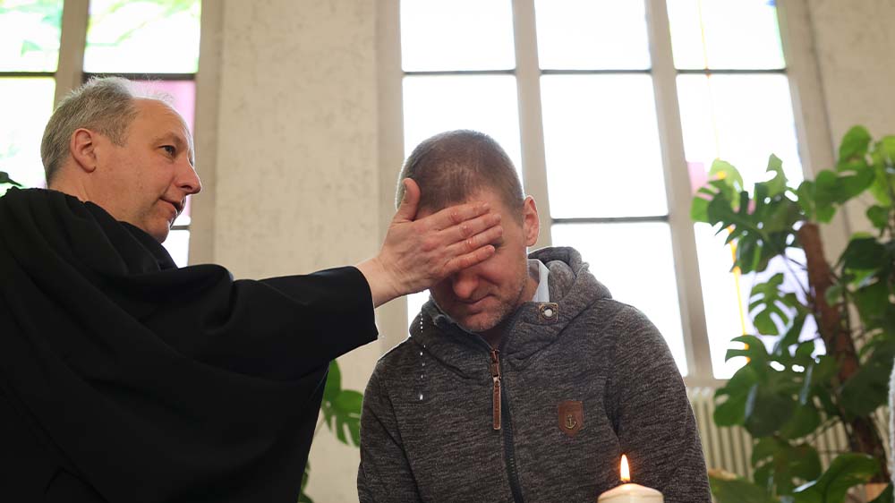 Die Taufe gehört zur Kirche, hieran sollte man nicht rütteln, findet unsere Autorin Mirjam Rüscher