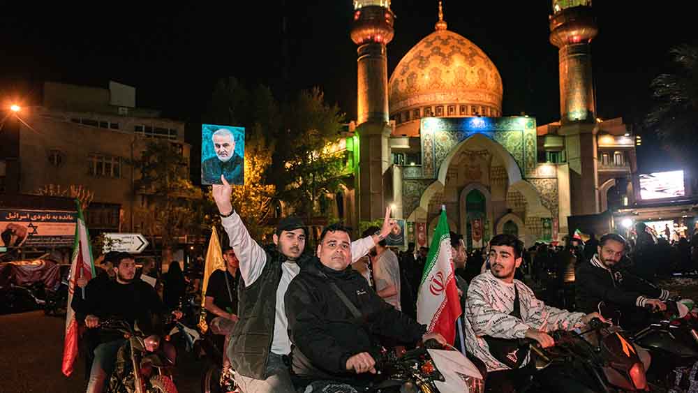 In Teheran feiern die Menschen den iranischen Angriff, der eine gefährliche Eskalation ist