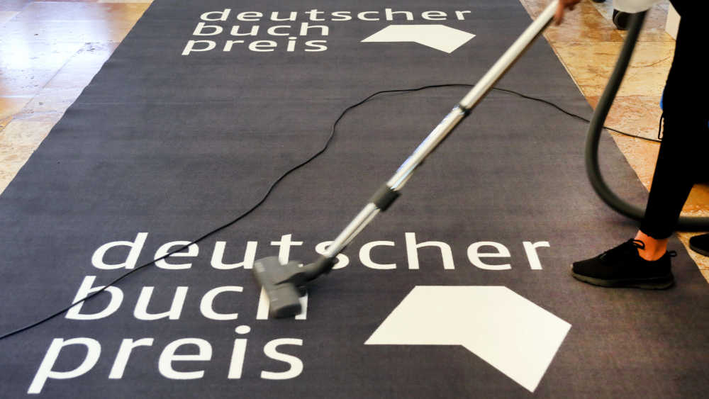Für den Deutschen Buchpreis 2024 gehen 180 Romane ins Rennen (Archivbild)