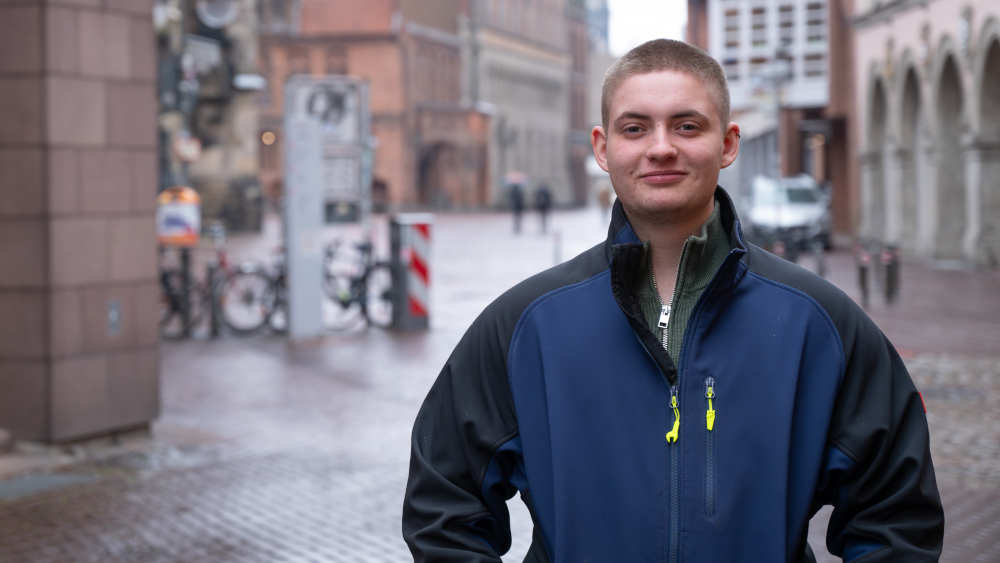 Jonas Fehlig ist 20 Jahre alt und lebt in Hannover. Vor fünf Jahren outete er sich als trans.