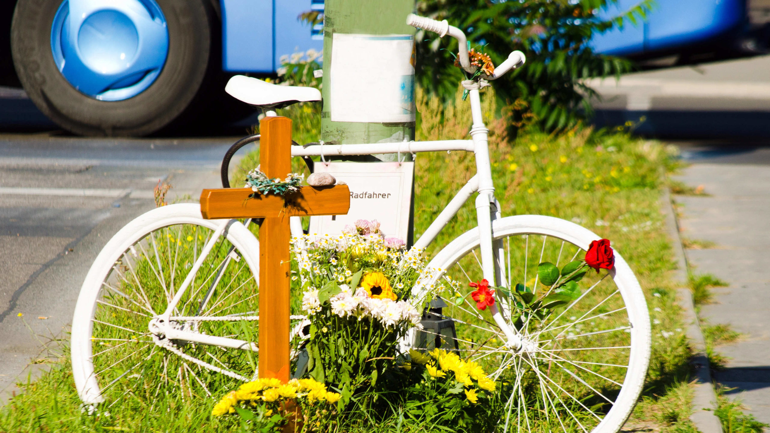 Image - Gedenkorte für Verkehrsopfer erinnern an ein schlimmes Ereignis