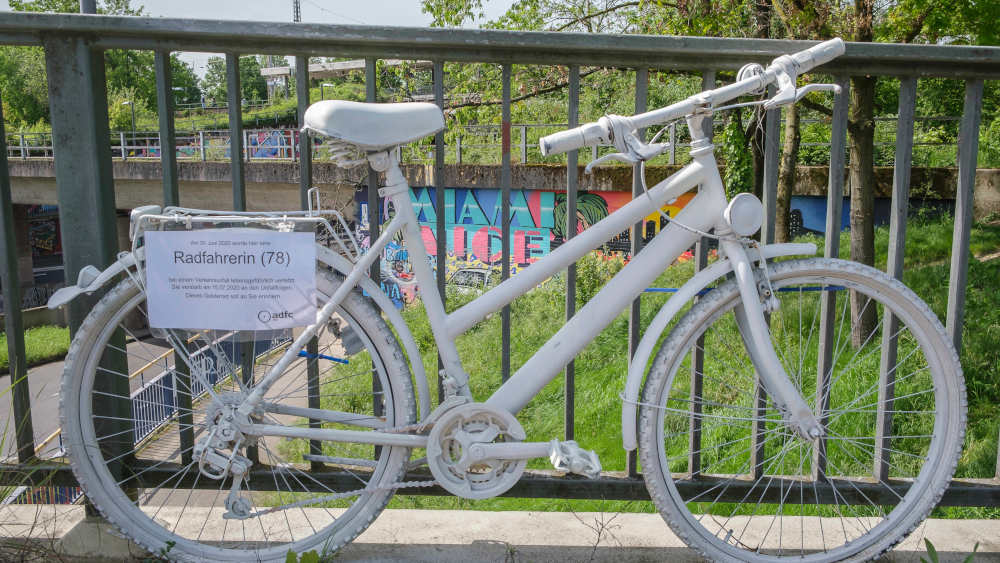 Das Geisterfahrrad erinnert an eine tödlich verunglückte Fahrradfahrerin