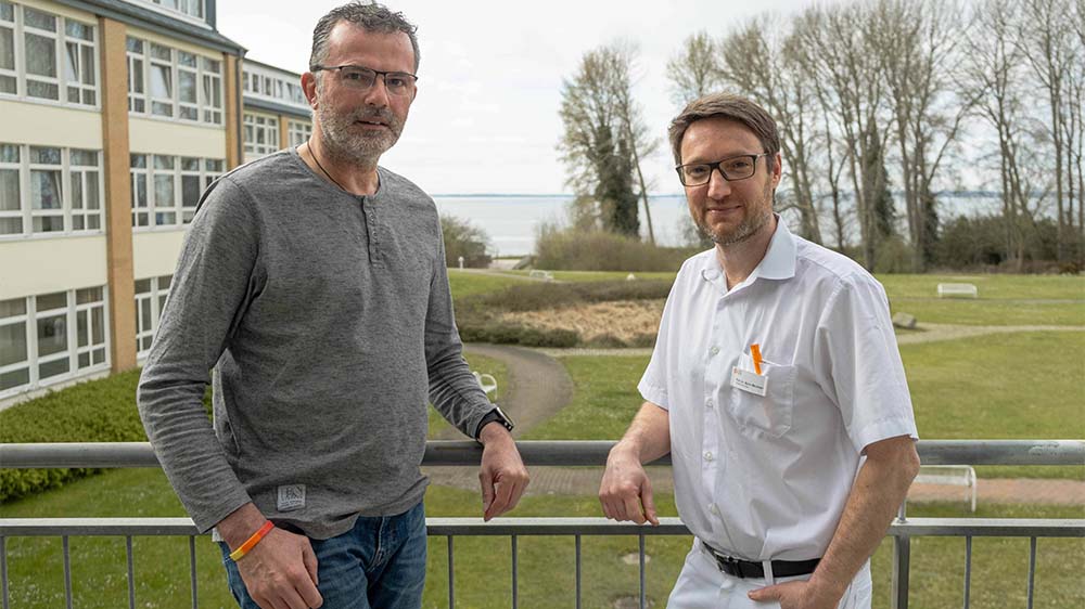 Ralf-Peter Loewen mit dem Chefarzt der Parkinson-Spezialklinik in Neustadt (Schlewsig-Holstein), Björn Machner