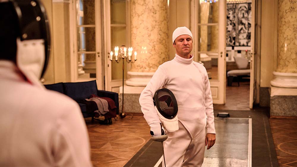 Im Palais der Familie Brohnstein: Alexander Haller (Philipp Hochmair) beim Fechten mit Johannes