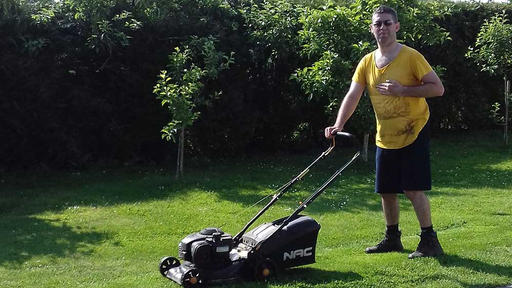 Krystian Cholewa beim Rasenmähen
