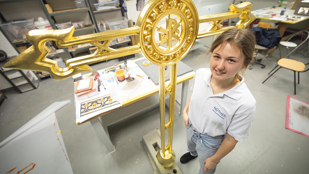 Luisa Heinke bei der Arbeit am Potsdamer Turmkreuz.
