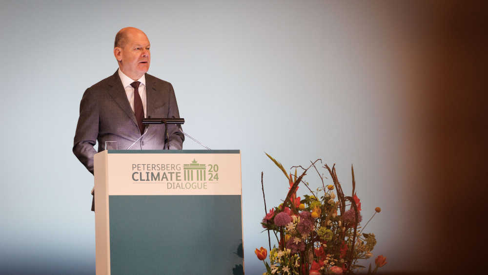 Bundeskanzler Olaf Scholz bei seiner Rede zum Petersberger Klimadialog 2024 in Berlin