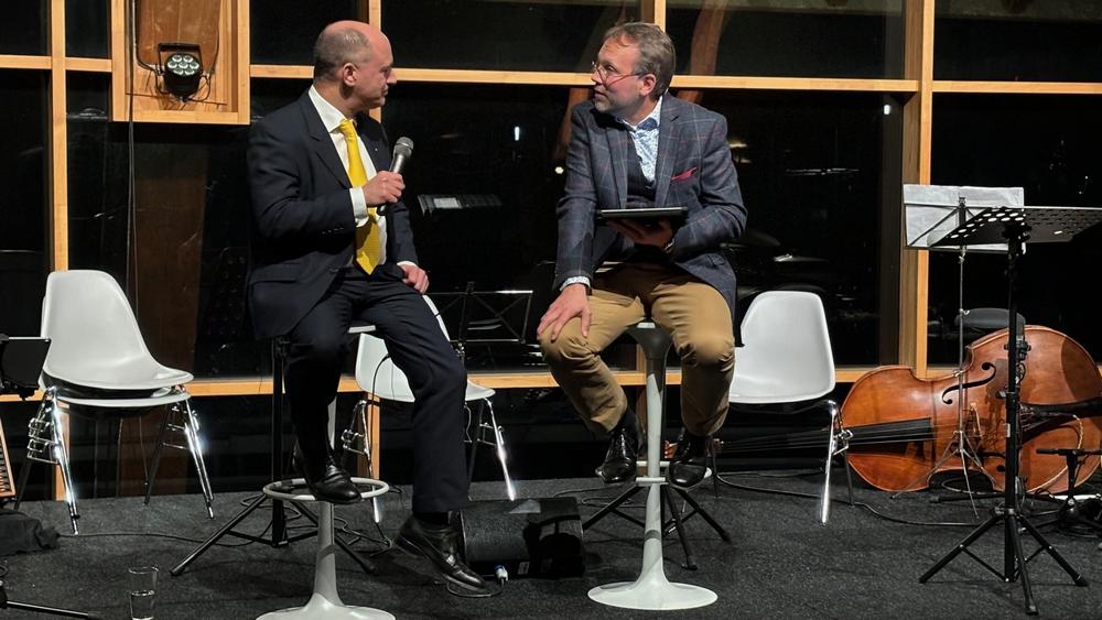 Diskutieren auf der Bühne im Expowal über KI: Der Digitalisierungsexperte Key Pousttchi (l.) und Pastor Mathias Kürschner.