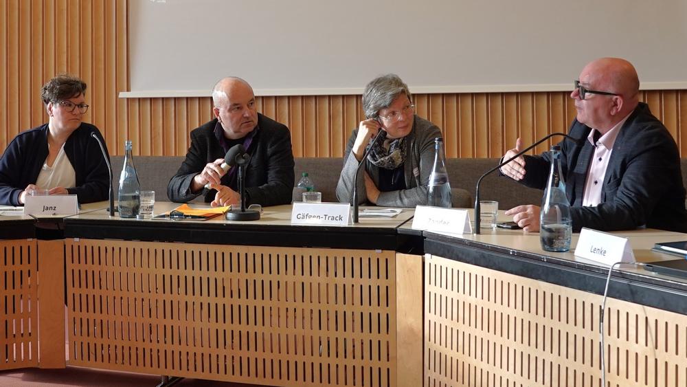 Podiumsgespräch über die Folgen der „ForuM-Studie“: Die Betroffenenvertreter Nancy Janz (links) und Detlev Zander (rechts) sehen Fortschritte bei der Aufarbeitung sexualisierter Gewalt ind er evangelischen Kirche.