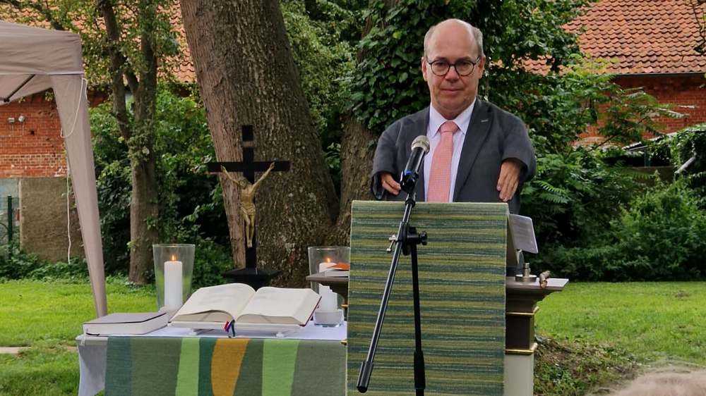 „Gott ist in den Schwachen mächtig“: Pastor Peter Borcholt predigt in einem Freiluftgottesdienst