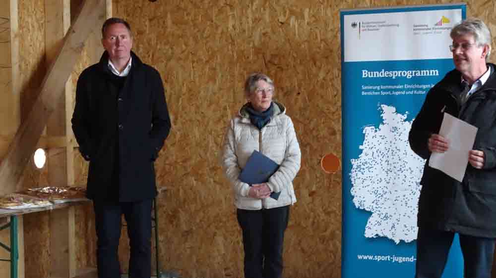 Anfang April konnte im neuen Gemeindehaus in Sassnitz Richtfest gefeiert werden. Mit dabei: Der Parlamentarische Staatssekretär für Vorpommern und das östliche Mecklenburg, Heiko Miraß, Pastorin Ulrike Weber und der Bürgermeister der Stadt Sassnitz, Leon Kräusche.