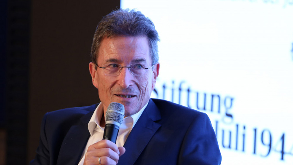 Wolfgang Huber bekleidete von 1994 bis 2009 das Amt des Bischofs der Evangelischen Kirche in Berlin-Brandenburg und wurde im Jahr 2004 zum ersten Bischof der neu gebildeten EKBO.