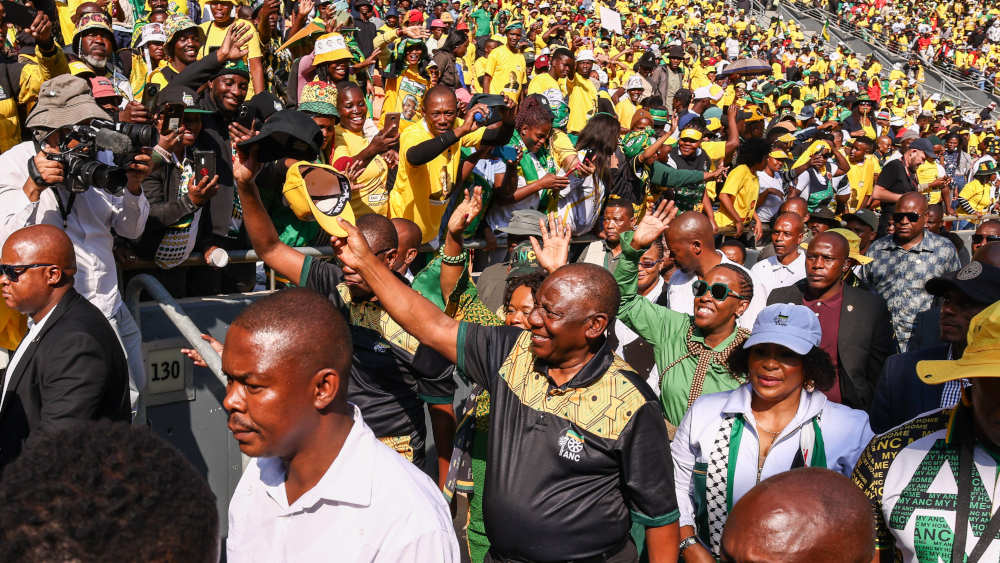 Präsident Cyril Ramaphosa begrüßt die Menge im FNB-Stadion während der letzten Kundgebung des Afrikanischen Nationalkongresses. Der ANC steht vor der Gefahr, in Südafrika eine lange Mehrheit zu verlieren, über die er seit dem Ende des Apartheidsystems verfügt