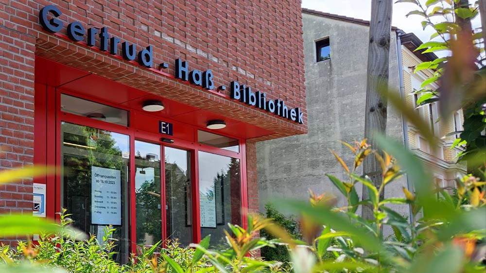 Die Gertrud-Haß-Bibliothek in Alt-Rudow am Tag nach dem Angriff auf Giffey