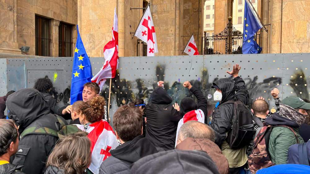 Ungeachtet massiver Proteste hat das Parlament in Georgien das umstrittene Gesetz zur "ausländischen Einflussnahme" verabschiedet