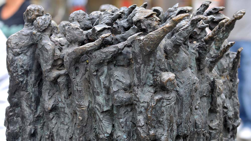Die Skulptur ("Ja-Sager und Nein-Sager" von Ulle Hees, 1984) in der Fußgängerzone in Wuppertal-Barmen erinnert an die "Barmer Erklärung"
