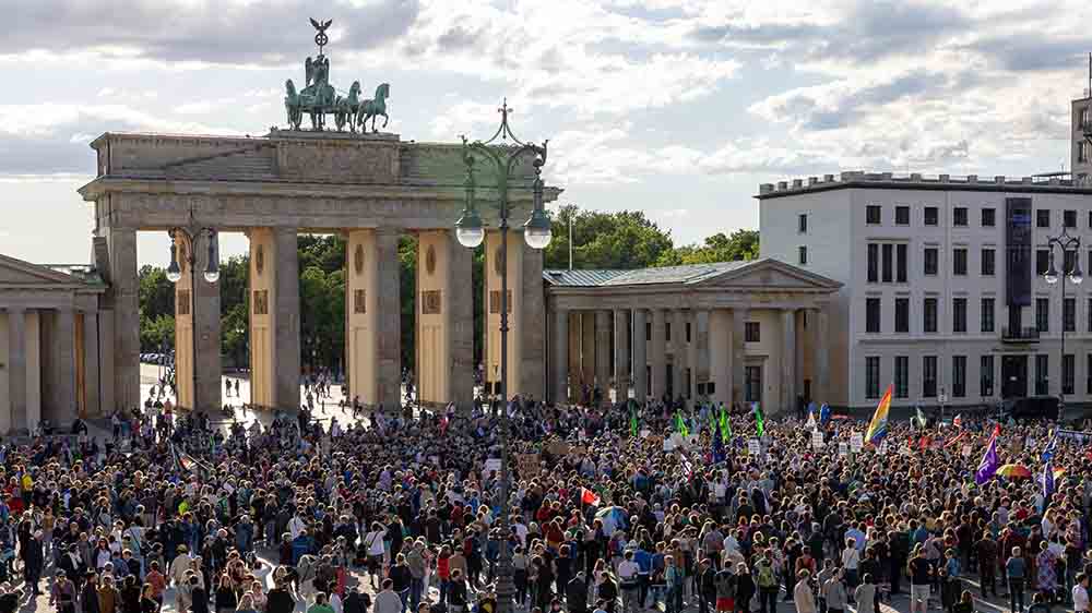 Vor dem Brandenburger Tor versammeln sich mehrere Tausend Menschen