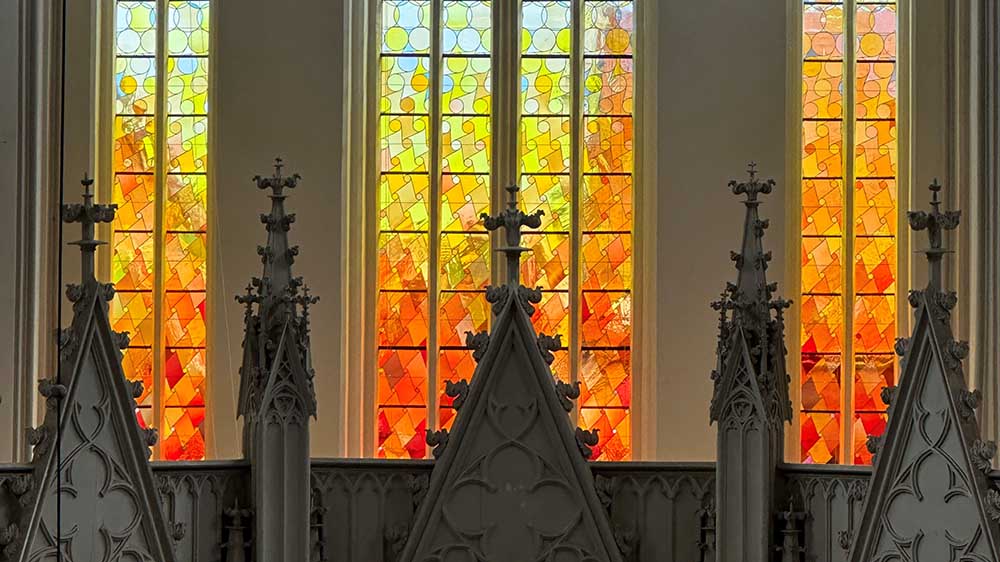 Am frühen Morgen leuchtet es besonders eindrücklich: das Friedrich-Fenster im Dom