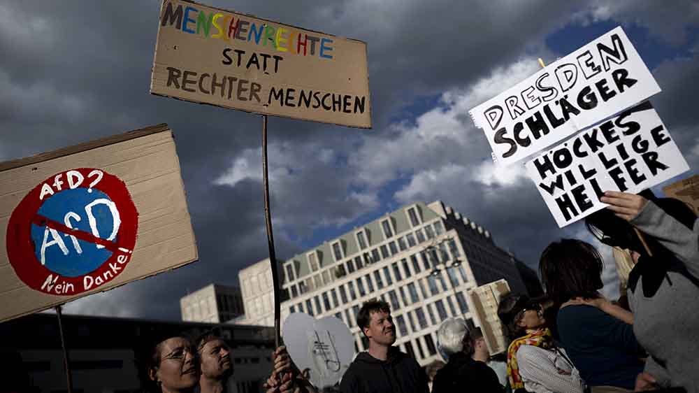 Gegen Gewalt gegen Politiker sind viele Menschen auf die Straße gegangen, hier in Berlin